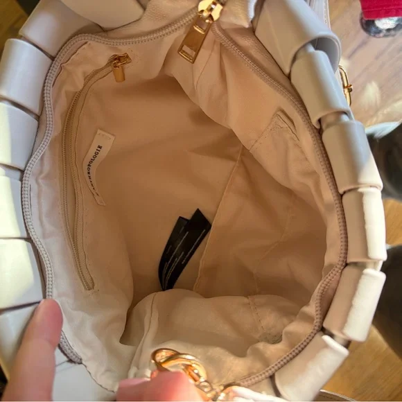 Elegant White Woven Shoulder Bag - Picture 12 of 16